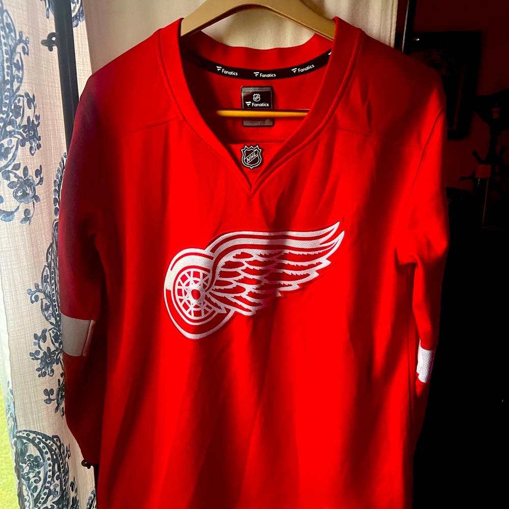 Redwings jersey size large Kronwall to small for me. Gently used